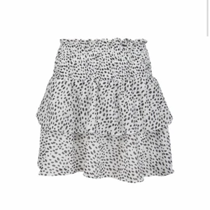 Prickig kjol - Säljer min Chelsea kjol jag använt en gång. Den är väldigt fin och passar perfekt till sommaren💞 Nypris 450kr