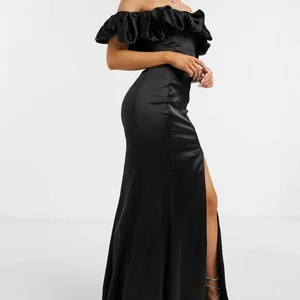 Svart maxiklänning med volang o lårslits - Maxiklänning, använd 1 gång. Bekväm men passar inte längre. 