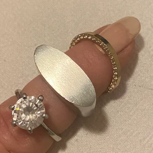 6 Olika Edblad Ringar - 6 stycken super snygga ringar från Edblad. Vill man köpa alla ringar så får man dom för en klumpsumma (800kr). Annars så kostar dom 150kr per styck. Storlek på ringarna är:  Från storlek 16,0 till 18,5 Har du nån fråga så fråga på. 