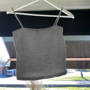 Grått linne från H&M - Grått linne från H&M, linnet är använt få gånger. banden är ej regler bara