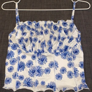 Topp, xs -  En fin blå och vit blommig topp i storlek XS med spagettiband.