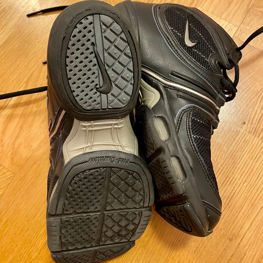 Nike Air training shoes  storlek 36. Använd fåtal gånger. Fint skick. Kan hämtas vid Kungholmen eller Globen. Alt skickas mot frakt. Skor.