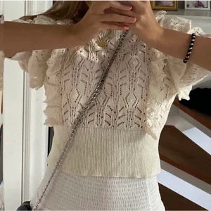 Tröja/topp - Superfin topp från zara men köpt här på Plick! Fint skick! Hör av er vi frågor, bilderna är lånade