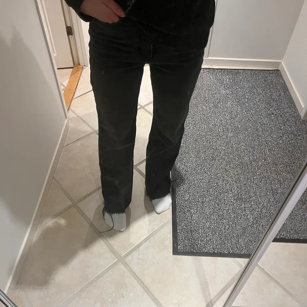 Raka svarta jeans från zara. Jag är 164cm. Storlek 34 passar xs-s. Köpare står för frakt. Jeans & Byxor.