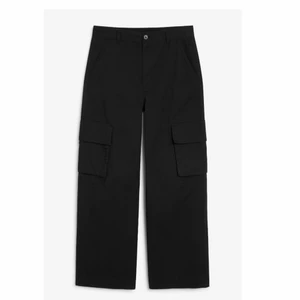 Cargo pants - Säljer dessa svarta cargo pants från monki, sitter perfekt och är riktigt trendiga. Säljer dem för att jag råkat köpa på mig lite för många cargopants nu… annars älskar jag verkligen dem! Köpte för 350kr plus frakt på hm och säljer nu för 250kr kr plus frakt. 🤍🤍