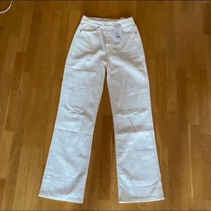 Vita jeans - SÄLJER ÅT EN KOMPIS! Ett par supersnygga vita jeans från bik bok!💗 Nypris 599kr. De är i helt nyskick utan några fläckar mm!🙌