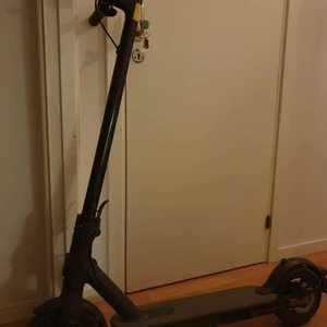 Elsparkcyckel Xiaomi (Mi) - Säljer en elsparkcyckel xiaomi som går 20 km/h. Är ej trimmad, en väl fungerande broms och batteri kapacitet.
