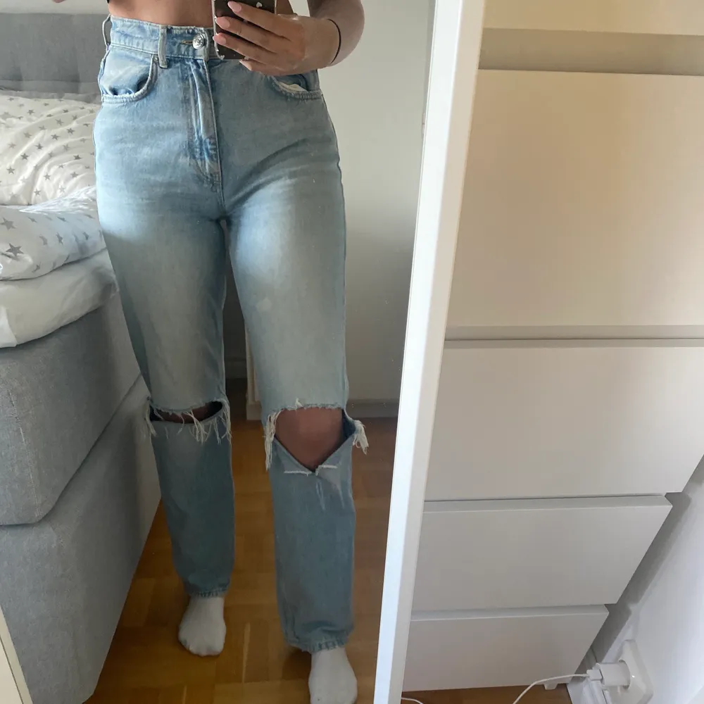 Säljer dessa snygga populära jeans från Gina🥰 Är 171 cm lång och de sitter perfekt på mig! . Jeans & Byxor.