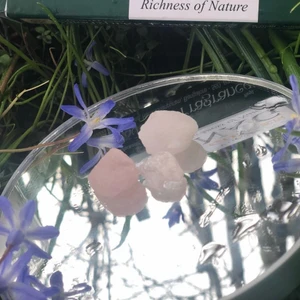 Rå rosenkvarts - 27kr+ 12kr frakt styck 