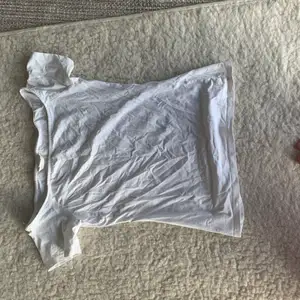 En vit off-shoulder t-shirt från H&M som inte längre passar!  Köpare står för fraktkostnad