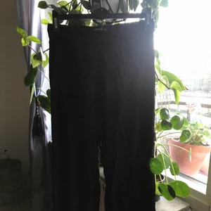 Raka tunna tygbyxor - Raka tunna tygbyxor från ginatricot, storlek 34, passar 36. Frakt tillkommer 