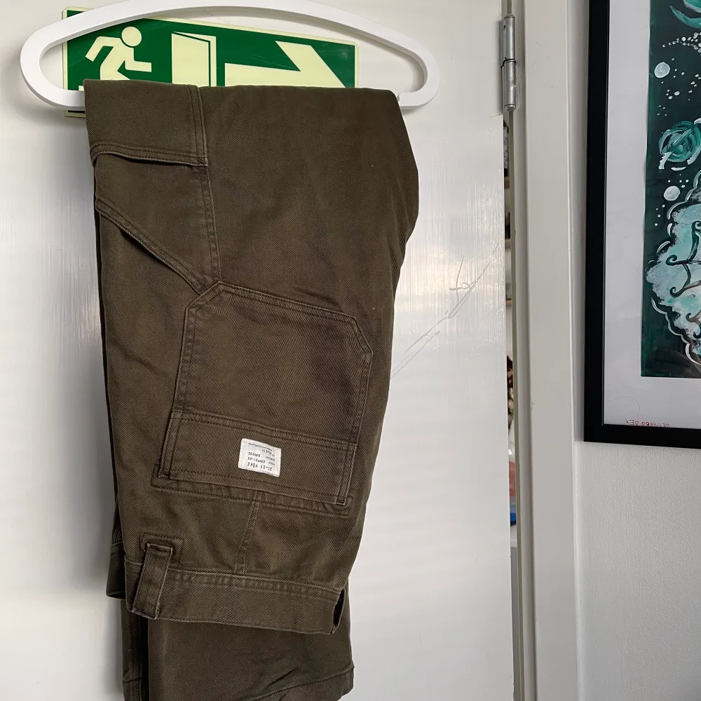 Militär / moss gröna byxor från märket Yoke med sidofack på benet, söta detaljer och mycket sköna i tyget! XL men kanske liiiite små i storlek så skulle säga L / XL. Jeans & Byxor.