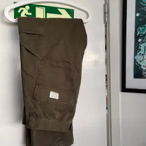 Militär / moss gröna byxor från märket Yoke med sidofack på benet, söta detaljer och mycket sköna i tyget! XL men kanske liiiite små i storlek så skulle säga L / XL