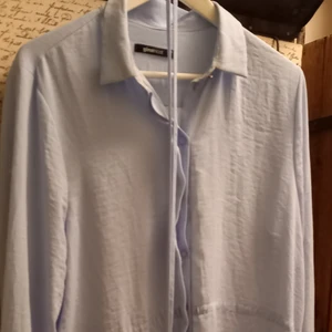 Ljusblå tunn blus - Med dragsko i midjan