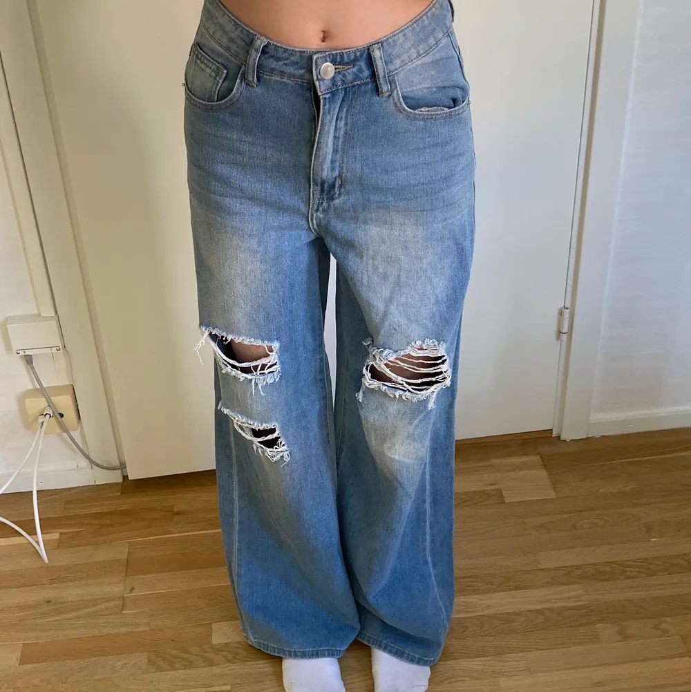 Vida jeans från Shein, gillar dem skarpt men tycker de är lite stora för mig. Stl 34. Jag har stl 26 i jeans, är 164 cm lång. Jeans & Byxor.