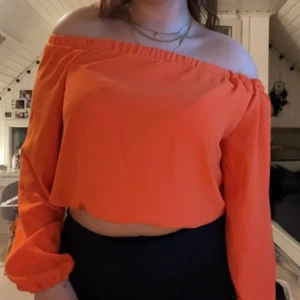 Orange off shoulder topp - Orange topp som man både kan ha off shoulder och on shoulder. 