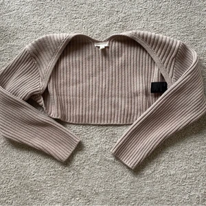 Bolero kofta - Säljer min bolero kofta från hm eftersom den inte kommer till nån användning, storlek Xs och nypris 299kr. Säljer för 140.❤️