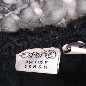 Tröja - En suoer fin tröja från esprit! Den har inte kommit till andvändning så det finns inga tecken på att den är begagnad 🤩🤩