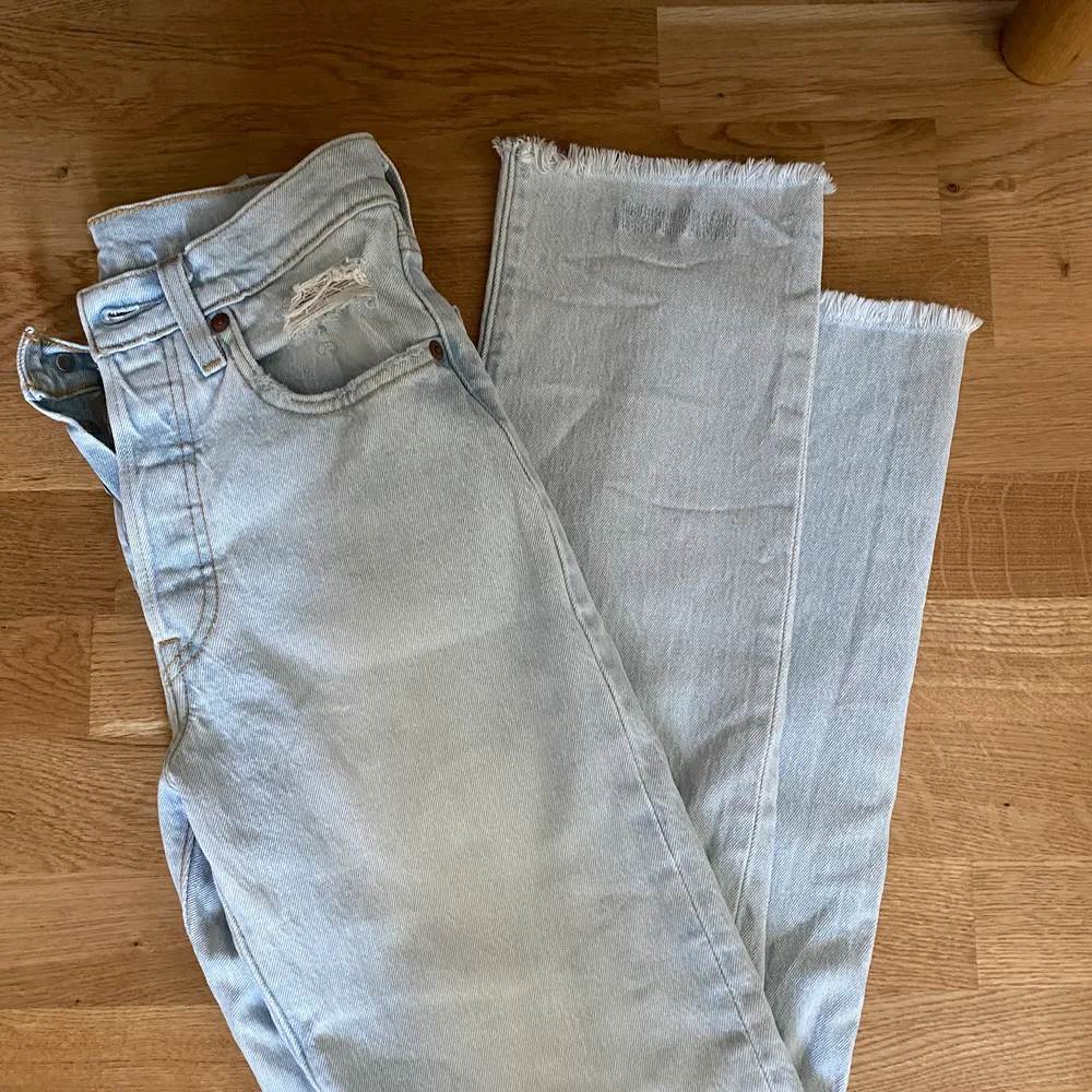 Så fina Levis jeans som är slutsålda överallt i storlek 24/28. Säljer pga att de blivit för små för mig, endast hunnit använda de 2 gånger.. Jeans & Byxor.