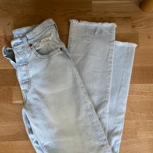 Levis jeans - Så fina Levis jeans som är slutsålda överallt i storlek 24/28. Säljer pga att de blivit för små för mig, endast hunnit använda de 2 gånger.