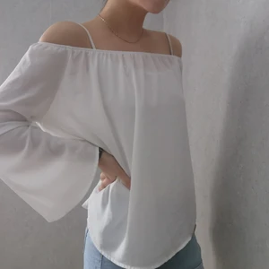 Blus - Genomskinlig vit Blus ☀️ står xs men mer som en S tycker ja😇