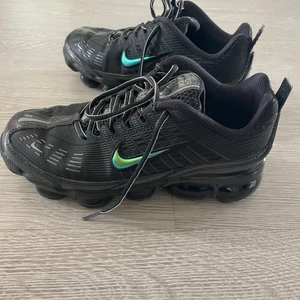 Nike Vapormax 360 - Nike vapormax 360 2020 i strl 39, se bilder för skick! Kan skicka fler bilder i meddelande. Nypris ca 2000kr. Frakt tillkommer på 66kr🌟
