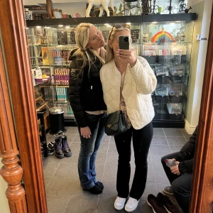 Vårjacka - Säljer denna fina vita vårjacka, perfekt till sommaren/våren men även kallare dagar då du kan ha den över en hoodie 💘