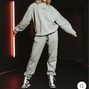 Mjukisbyxor grå från Aware - grånmjukisbyxor i storlek L från aware nutrition - jag är 181cm och de är bra i längden på mig, bara att skriva för bilder på plagget från mig 🤝🏼