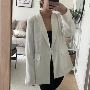 Vit kavaj - Vit oversized kavaj, jättebra skick! Från Nelly