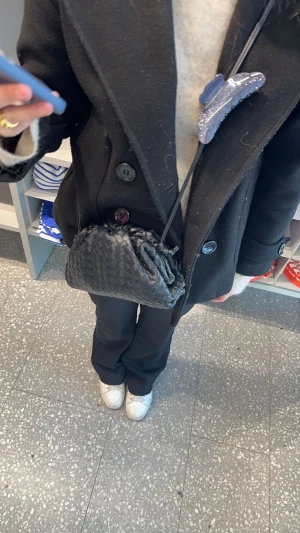 Jackie Väska - Säljer nu min bottega liknande väska från Jackie i Stockholm! Den är i väldigt bra skick och inga defekter, nypris 1900kr ❤️säljer för 1500, priset går att diskutera vid snabb affär 💖