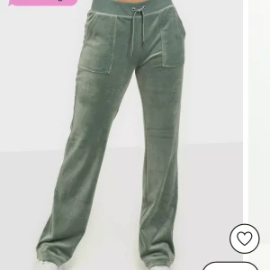Juicy Couture - Sljer dessa superfina nästan oanvända juicy byxorna i färgen Chinois Green💓 Kommer inte riktigt till användning! Skicka prisförslag🫶