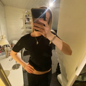 T-shirt  - Finstickad T-shirt med lite länge ärmar, storlek S