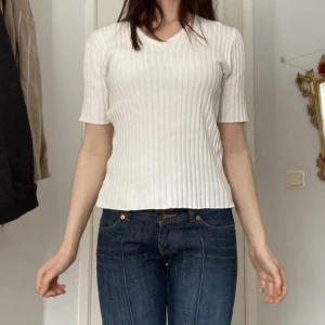 Vit top - Jätte fin ribbad vit top i bra skick! <3 jag är storlek S-XS för referens 