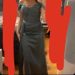 Balklänning grön - Hej, säljer min fina långa klänning som jag endast använt 1 gång. Den sitter jätte bra på. Jag är 156 och klänningen är lite längre på. Ordinarie pris 4500 men säljer den för 1800kr🤍