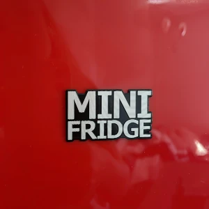 mini fridge - perfekt att ha i sitt rum om man vill ha kall dricka. kylen kan både bli varm och kall. funkar helt perfekt. den är röd och har några fack i