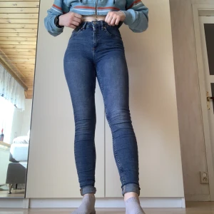 Slim fit jeans - Mörkblå jeans med hög midja. Mycket stretchiga och bekväma. Jeansen blir längre tyvärr inte använda då de inte längre är min stil. Byxorna är i XS men passar mig som vanligtvis har runt S och M. Byxan är 73cm lång från grenen och ned men kan vikas/sys upp