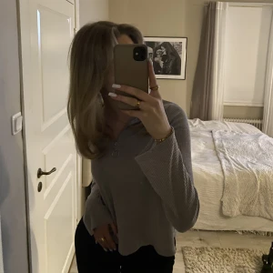 Grå tröja - Grå tröja med kort dragkedja fram som är justerbar. Jättefin tröja i storlek M. Passar bra på mig som mest använder S/M🫶🏼