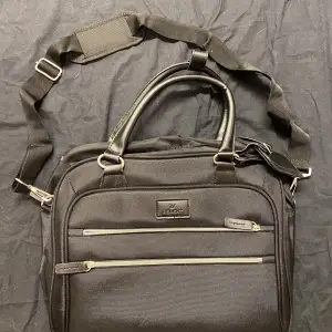 En mellanstor väska som passar perfekt till handbagage. Den är helt oanvänd.