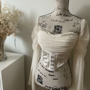 🧚🏼‍♀️ Korsett topp 🧚🏼‍♀️ - Jättefin korsett topp som är använd 1 gång bara! I väldigt fint skick fortfarande! 