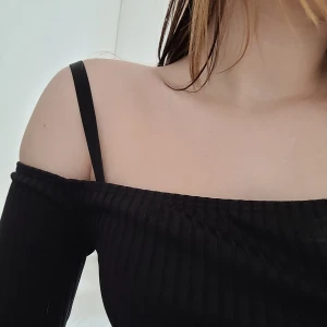 🖤Svart Ribbad Topp🖤 - En snygg svart ribbad topp! Som är kroppad vid magen och även vid axlarna😊 Kommer inte till användning tyvärr, men är super skön. 💞 Storlek M men är som storleken S👍🏻. Inte säker på Fraktkostnaden:/❤️ Köpt secondhand❤️