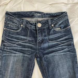 Trendiga low waist jeans, köpta second hand. De är tyvärr för små för mig men skulle passa ngn i XS/XXS. Tveka inte att höra av dig för mått💕💕
