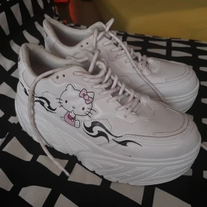 Hello Kitty platforms  - Använda ungefär 5 gånger. Bra skick! Skicka dm om du har någon fråga!