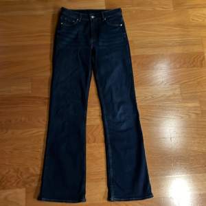 Säljer ett par mörkblå högmidjade bootcut jeans från Hm