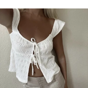 Vit topp - Säljer denna as söta toppen från Ginatricot, intill oanvända, storlek Xs❤️