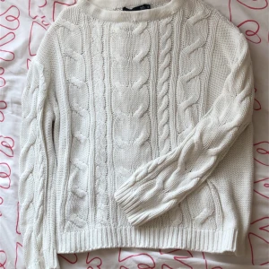 Vit stickad tröja  - Vit stickad tröja, säljs för att den inte kommer till använing längre💗