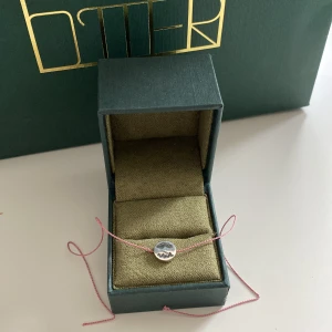 Maria Nilsdotter armband  - Säljer de här super snygga armbandet från Maria Nilsdotter. Från en av deras senaste kollektion. Super gulligt armband som man knyter, aldrig använt 