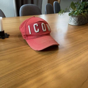 Dsquared2 keps - Dsquerd 2 keps i lägre skick. Den är köpt room 1006 på emporia. Den ör ganska solblekt. Pris kan diskuteras 