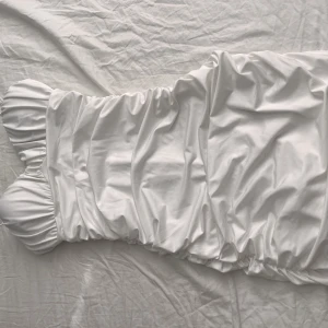 Skolavslutningsklänning  - Längden slutar 5 cm under bildens slut. 