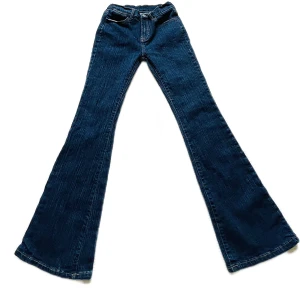 Lågmidjade bootcut jeans - Så fina bootcut jeans! Är tyvärr för långa för mig så säljer💗 Midja:65 Innerbenslängd:78