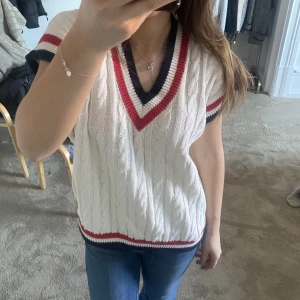 Stickad topp - Stickad väst köpt på secondhand, passar XS-L beroende på hur man vill att den ska sitta!🤍